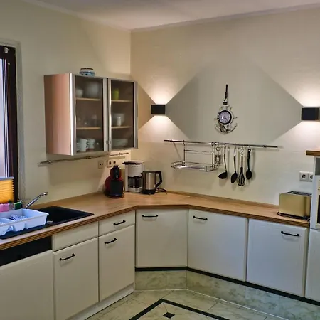 Ferienhus Maisonettewohnung Auf 3 Etagen Mit Balkon, Gartennutzung, In Ruhiger Lage Apartament