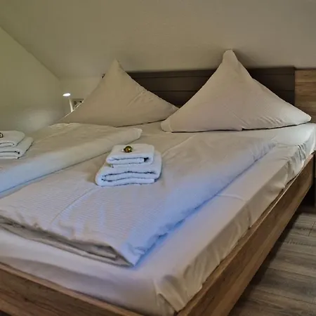 Ferienhus Maisonettewohnung Auf 3 Etagen Mit Balkon, Gartennutzung, In Ruhiger Lage
